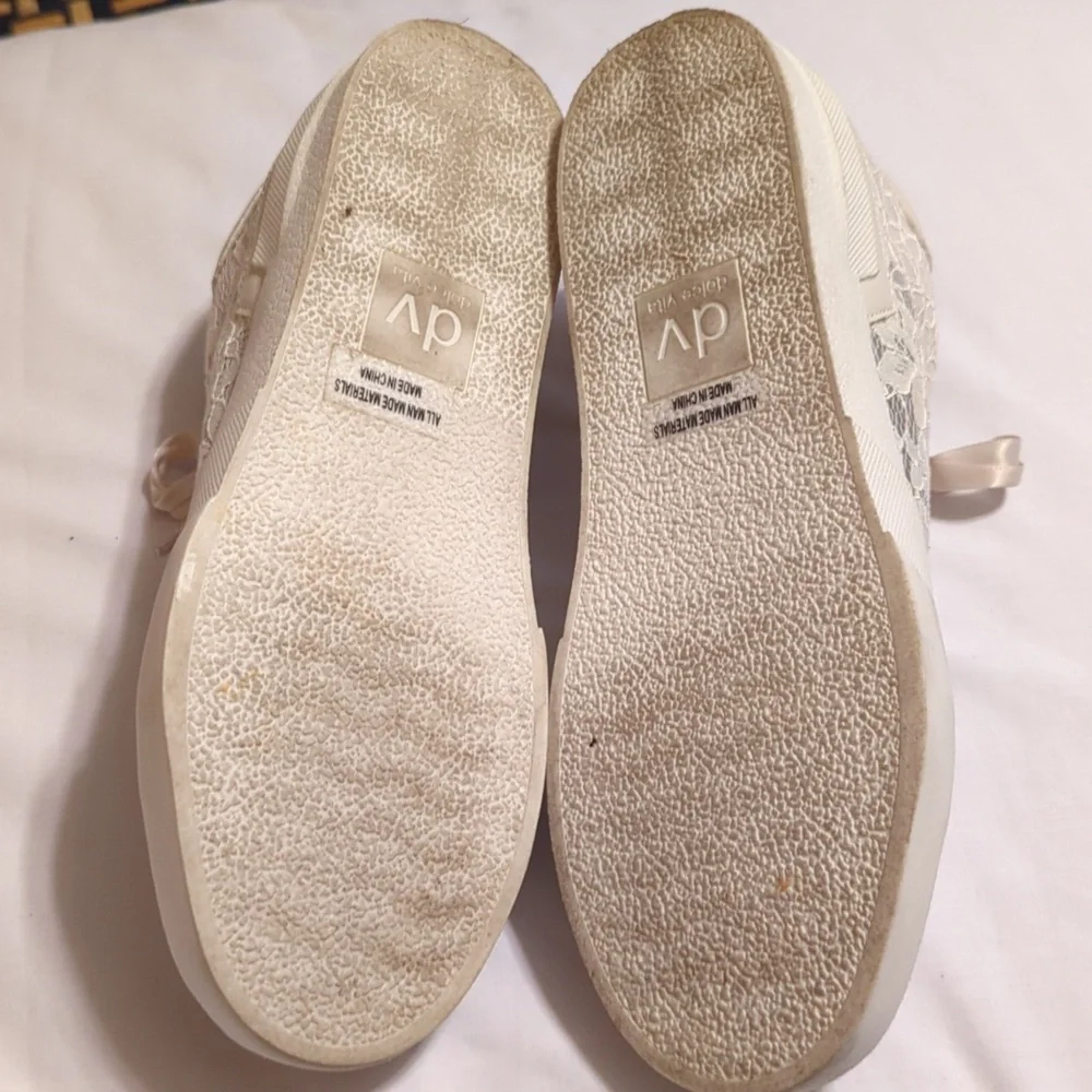 Dolce Vita Harrison Woman’s Ecru Lace Sneakers Size 9 Off White Satin Ribbon